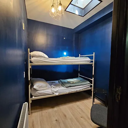 Crossroads Hostal *