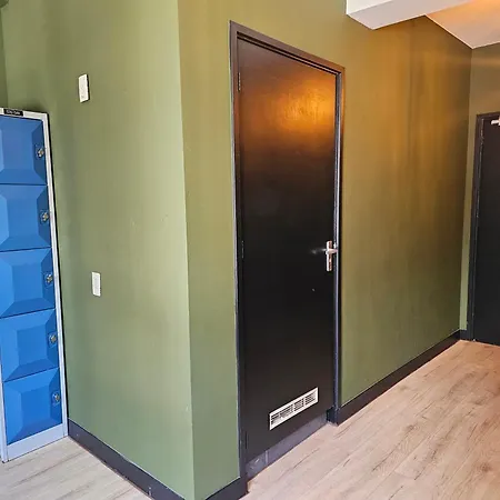 Crossroads Hostel *