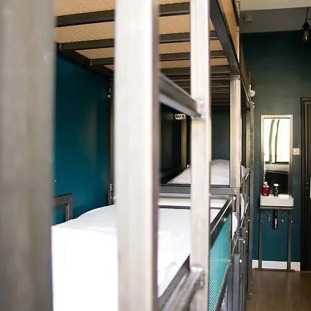 Crossroads Hostel Amsterdam * Амстердам